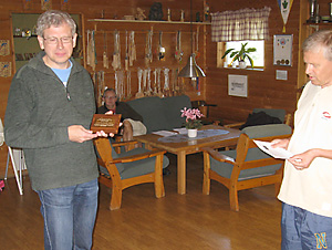 Jan Palmquist mottager utmärkelsen från Hans Sundgren
