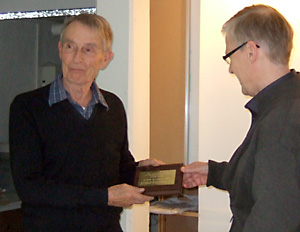 Alf Lindgren mottager utmärkelsen från Hans Sundgren
