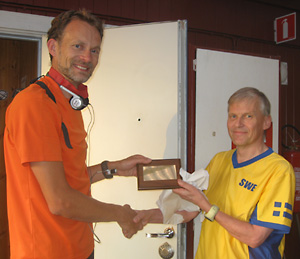 Erik Agrell mottager utmärkelsen från Hans Sundgren