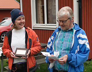 Jitka  mottager utmärkelsen från Hans Sundgren